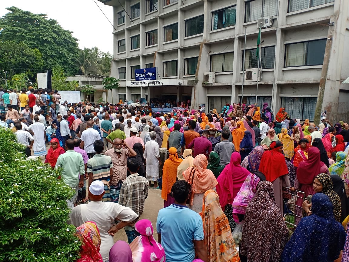 জামালপুরের মাদারগঞ্জে কয়েকটি সমিতি থেকে আমানতের টাকা উদ্ধারের দাবিতে উপজেলা পরিষদের কার্যালয় ঘেরাও কর্মসূচি। আজ সোমবার ‍দুপুরে উপজেলা পরিষদ প্রাঙ্গণে