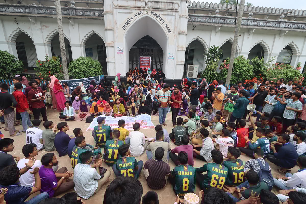 রংপুরে ৩৭ দফা দাবিতে আজ সোমবার দ্বিতীয় দিনের মতো ‘কমপ্লিট শাটডাউন’ কর্মসূচি পালন করেন শিক্ষার্থীরা