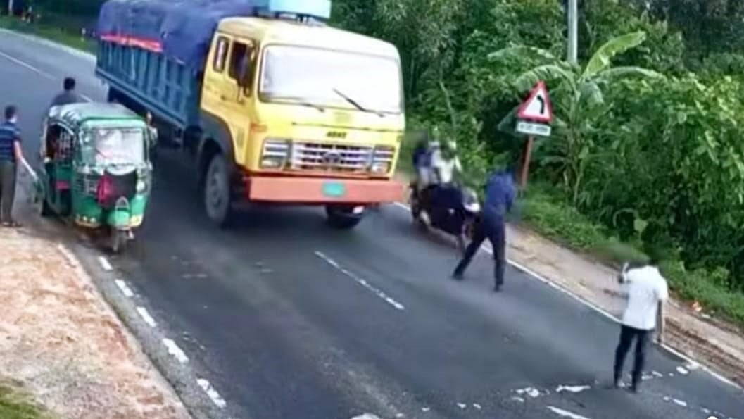 সড়কে মোটরসাইকেল থামানোর চেষ্টা করছেন এক পুলিশসদস্য। গতকাল রোববার সকালে চট্টগ্রাম কক্সকাজার মহাড়কের লোহাগাড়ার চুনতী এলাকায়