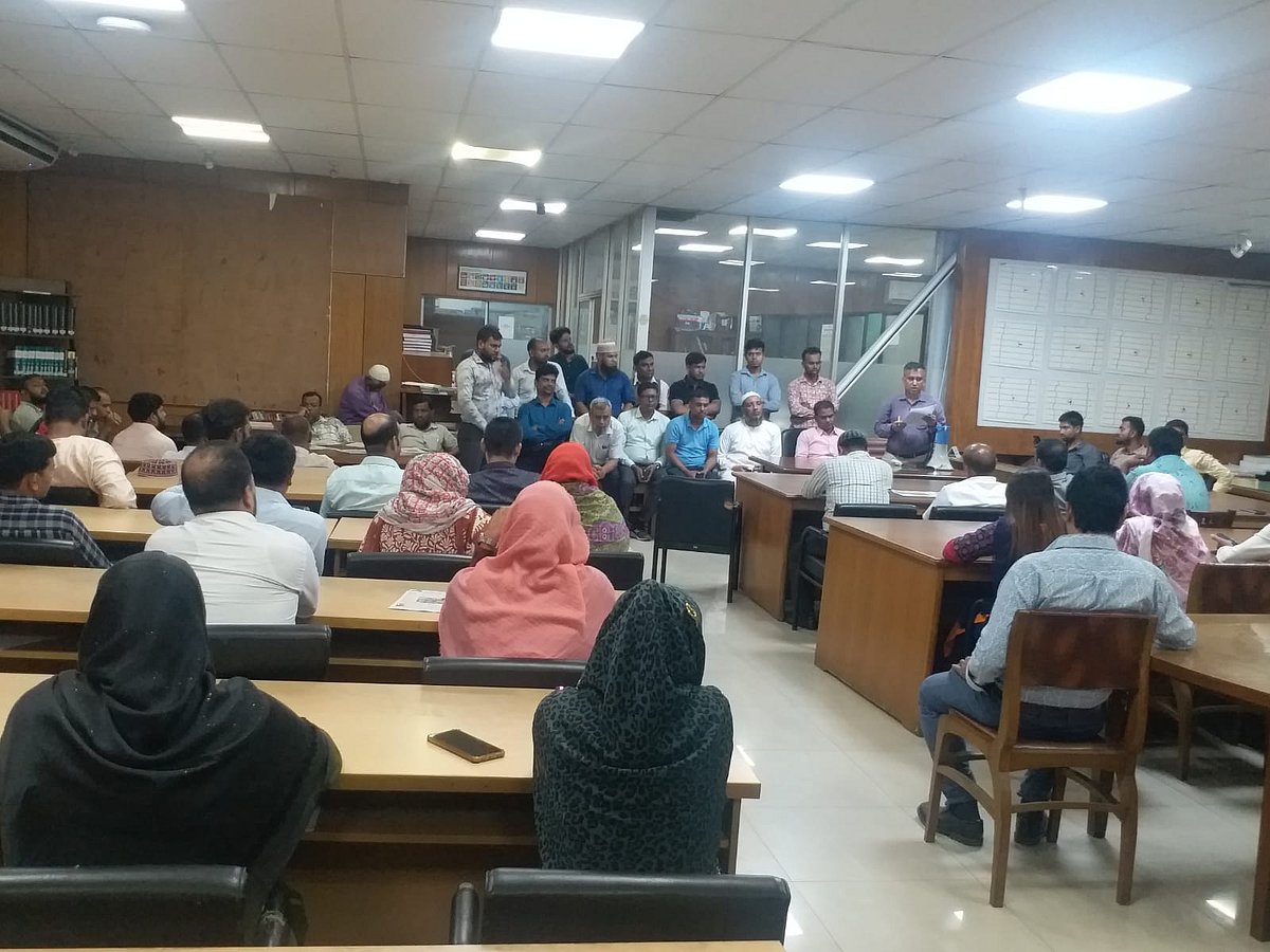 কর্মবিরতির অংশ হিসেবে সচিবালয়ে কেন্দ্রীয় গ্রন্থাগারে অবস্থান করছেন বিভিন্ন মন্ত্রণালয় ও বিভাগের কর্মচারীরা