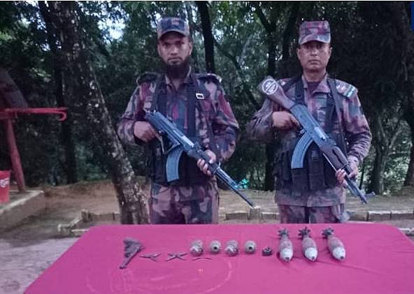 উদ্ধার হওয়া অস্ত্র-গুলি ও বিস্ফোরক