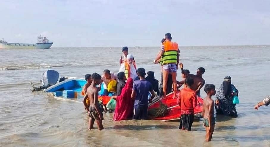 ডুবে যাওয়া স্পিডবোটটি আনা হয়েছে কূলের কাছে। সোমবার বিকেলে হাতিয়ার বউবাজার এলাকায়