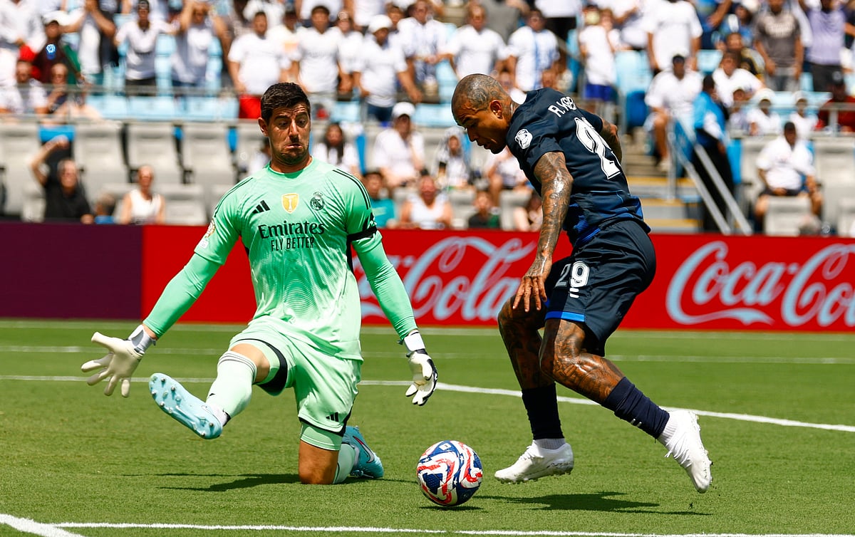 গোল বাঁচাচ্ছেন থিবো কোর্তোয়া