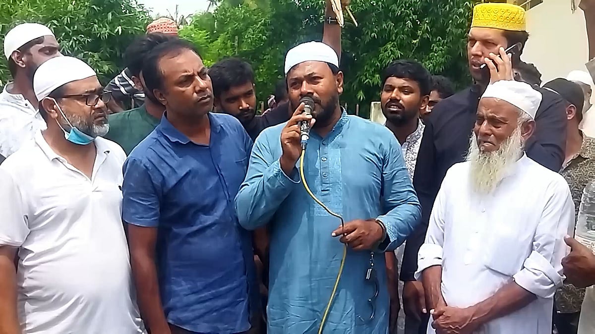 মায়ের জানাজায় অংশ নেন যুবলীগ নেতা ও ইউপি চেয়ারম্যান আনোয়ার হোসেন। আজ সকালে মেহেরপুরের গাংনী উপজেলার মিনাপাড়া সরকারি প্রাথমিক বিদ্যালয় মাঠে