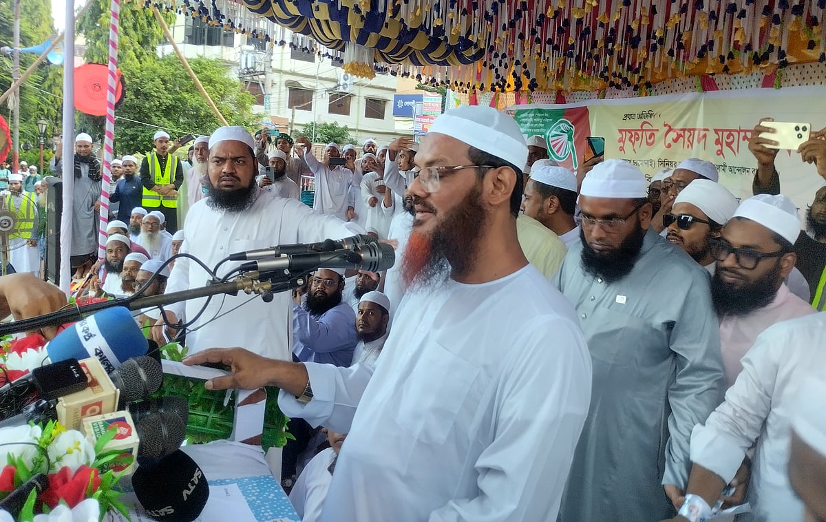 গাইবান্ধায় গণসমাবেশে বক্তব্য দিচ্ছেন ইসলামী আন্দোলন বাংলাদেশের জ্যেষ্ঠ নায়েবে আমির মুফতি সৈয়দ মুহাম্মদ ফয়জুল করীম। মঙ্গলবার সন্ধ্যায় শহরের পৌর শহীদ মিনারে