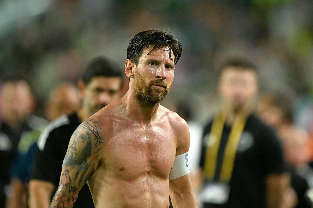 দুই গোলে এগিয়ে থেকেও জিততে না পারার হতাশা মেসির চোখে