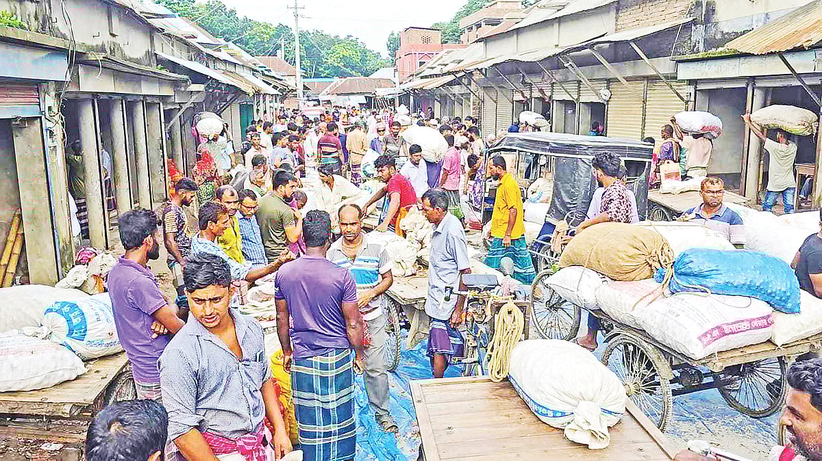 বাজারে পেঁয়াজের দাম কমে গেছে। তাই বিক্রিও কম। ফরিদপুরের সালথার ঠেনঠেনিয়া বাজারে পেঁয়াজ বেচাকেনা চলছে। রোববার সকালে তোলা