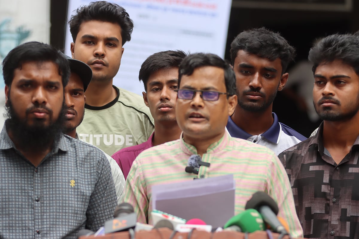 রংপুরে বেগম রোকেয়া বিশ্ববিদ্যালয়ের হেয়াৎ মামুদ ভবনের সামনে সংবাদ সম্মেলনে লিখিত বক্তব্য পাঠ করছেন শিক্ষক মাহমুদুল হক। মঙ্গলবার দুপুরে