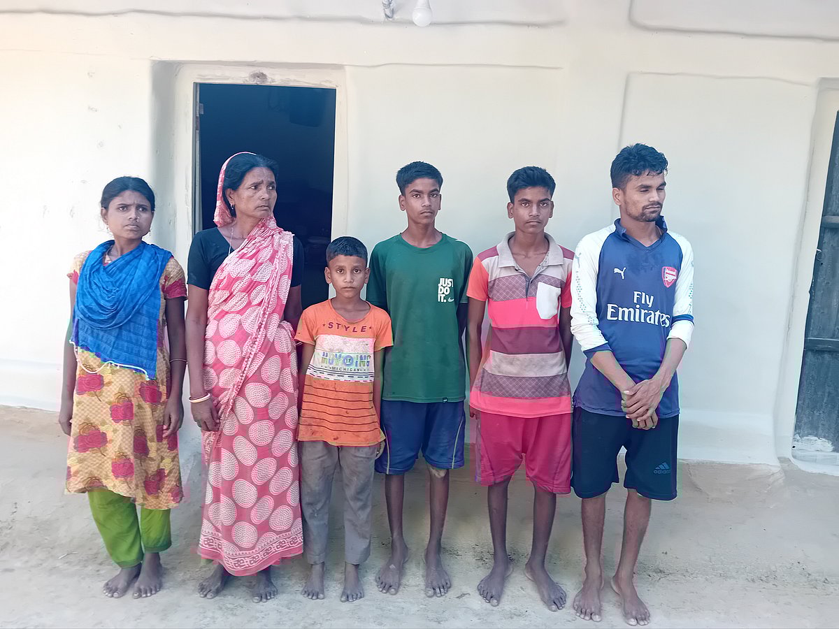 পক্ষাঘাতগ্রস্ত মা বাসন্তী গড়ের সঙ্গে শ্রবণ ও বাক্প্রতিবন্দ্বী পাঁচ সন্তান। গত সোমবার মৌলভীবাজারের কুলাউড়া উপজেলার কালিটি চা-বাগানে