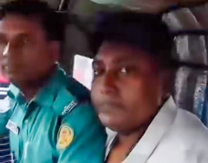 খুলনায় পুলিশের এসআই সুকান্ত দাসকে মারধর করে পুলিশে হস্তান্তর করেন বিএনপির নেতা-কর্মীরা। ইস্টার্ন গেট এলাকা, খুলনা, ২৪ জুন