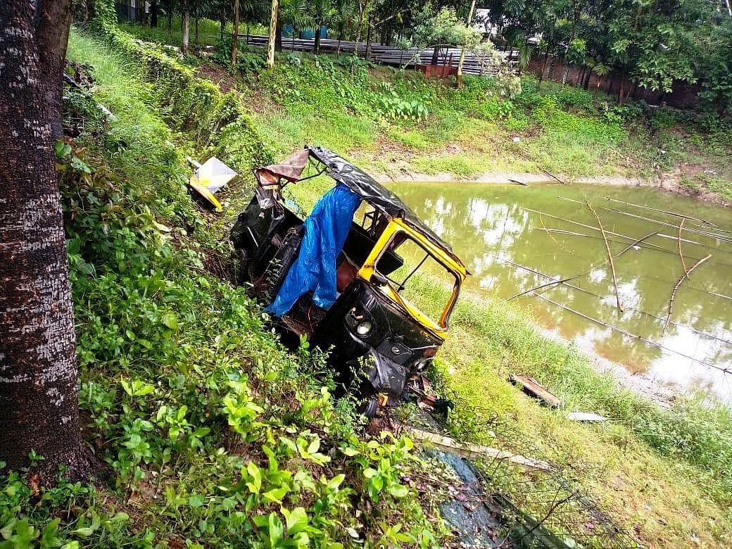 ঠাকুরগাঁও সদর উপজেলায় যাত্রীবাহী বাসের ধাক্কায় দুর্ঘটনাকবলিত ডিজেলচালিত থ্রি–হুইলারটি ছিটকে পাশের খালে পড়ে। আজ সকালে ঠাকুরগাঁও-পঞ্চগড় মহাসড়কের ভূল্লী খোশবাজার মাদ্রাসার দক্ষিণে