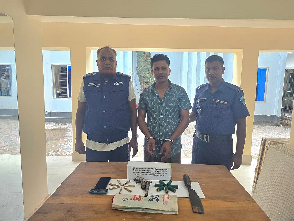 নোয়াখালীতে অস্ত্রসহ গ্রেপ্তার যুবদল নেতা জাহিদুল ইসলাম। আজ দুপুরে চাটখিল থানায়