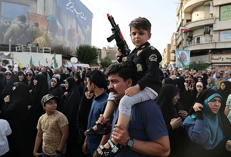 যুক্তরাষ্ট্রের হামলার প্রতিবাদে ইরানে বিক্ষোভ। তেহরান, ইরান, ২২ জুন ২০২৫