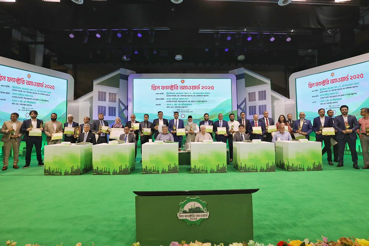 পুরস্কারপ্রাপ্ত প্রতিষ্ঠানের প্রতিনিধিদের সঙ্গে প্রধান অতিথি শ্রম উপদেষ্টা ব্রিগেডিয়ার জেনারেল (অব) এম সাখাওয়াত হোসেন