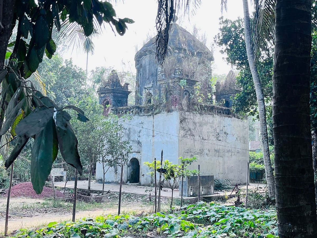 চট্টগ্রামের বাঁশখালীর বানীগ্রামের এই শিখ মন্দির প্রায় আড়াই শ বছরের পুরোনো। এক সময় এখানেই চলু হয় বিদ্যালয়