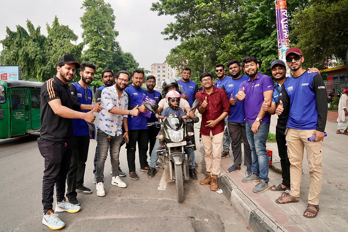 ঢাকায় ওয়াইআরসির সদস্যরা শহরের বিভিন্ন গুরুত্বপূর্ণ পয়েন্টে বাইকারদের ও শিশু পিলিয়ন আরোহীদের মধ্যে হেলমেট ও লিফলেট বিতরণ করেন