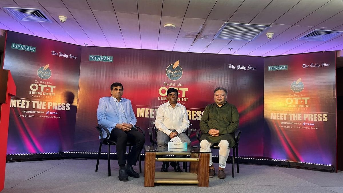 আজ সংবাদ সম্মেলনে ইস্পাহানি টি লিমিটেডের জেনারেল ম্যানেজার ওমর হান্নান, মিডিয়াকম লিমিটেডের সিইও অজয় কুমার কুন্ডু ও দ্য ডেইলি স্টার-এর হেড অব মার্কেটিং অ্যান্ড সেলস ইমরান কাদির। ছবি: সংগৃহীত