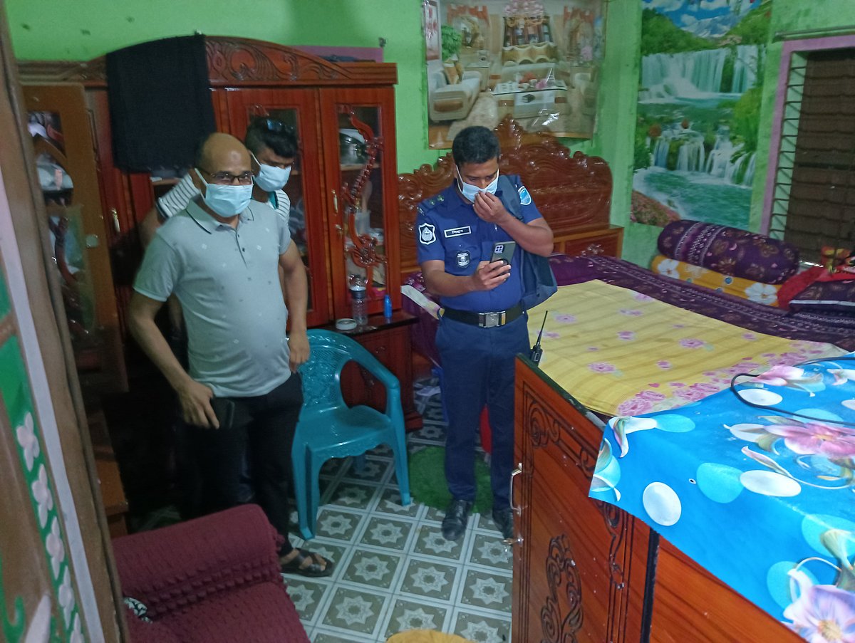 দৌলতদিয়ায় যৌনকর্মীকে হত্যার পর ওয়ার্ডরোবের ড্রয়ারে লুকিয়ে রেখে পালায় খুনি। মঙ্গলবার সন্ধ্যায় পুলিশ তাঁর লাশ উদ্ধার করে