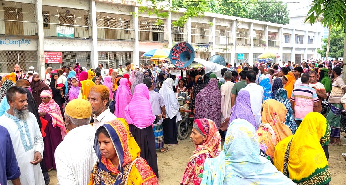 জামালপুরের মাদারগঞ্জে কয়েকটি সমিতি থেকে আমানতের টাকা উদ্ধারের দাবিতে দ্বিতীয় দিনের মতো উপজেলা পরিষদের কার্যালয় ঘেরাও কর্মসূচি। আজ মঙ্গলবার ‍দুপুরে উপজেলা পরিষদ প্রাঙ্গণে