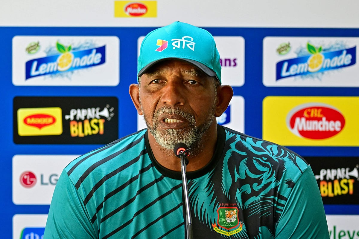 কলম্বোয় সংবাদ সম্মেলনে বাংলাদেশ ক্রিকেট দলের হেড কোচ ফিল সিমন্স