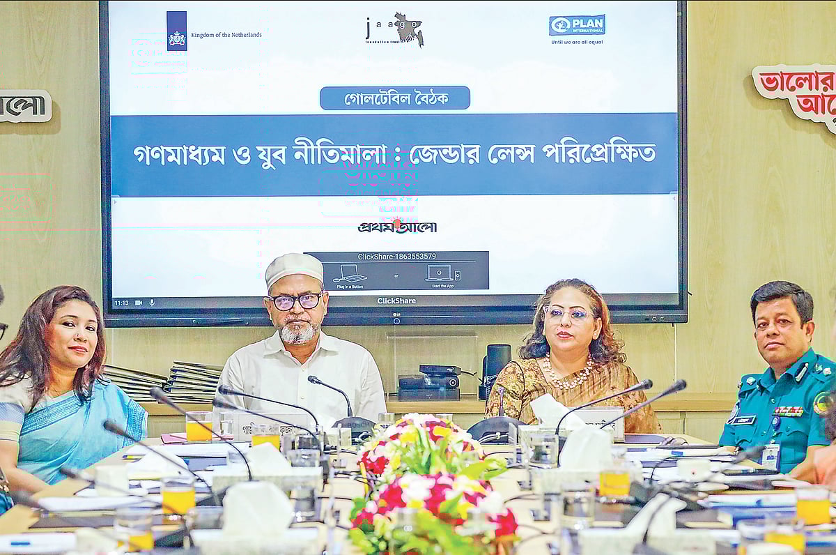 ‘গণমাধ্যম ও যুব নীতিমালা: জেন্ডার লেন্স পরিপ্রেক্ষিত’ শীর্ষক গোলটেবিল বৈঠকে (বাঁ থেকে) স্নিগ্ধা রেজওয়ানা, গাজী মো. সাইফুজ্জামান, মাশফিকা জামান ও তাহেরুল হক। গতকাল 
রাজধানীর কারওয়ান বাজারের প্রথম আলো কার্যালয়ে