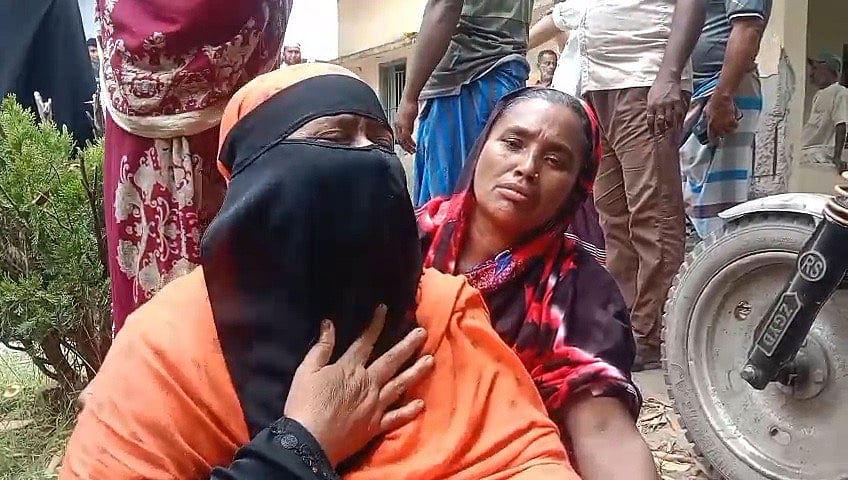 ইতালিপ্রবাসীর লাশ দেখে স্বজনদের আহাজারি। মঙ্গলবার সকালে রাজৈর উপজেলা স্বাস্থ্য কমপ্লেক্সে