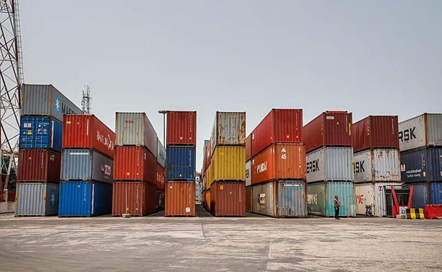 চট্টগ্রাম বন্দরের নিউমুরিং কনটেইনার টার্মিনালের বিশাল এলাকাজুড়ে থরে থরে সাজিয়ে রাখা হয়েছে কনটেইনার।