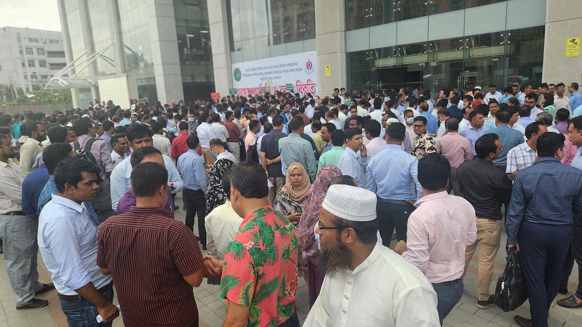 আজ মঙ্গলবার অবস্থান কর্মসূচি ও কলমবিরতি পালন করেছেন এনবিআরের কর্মকর্তা-কর্মচারীরা