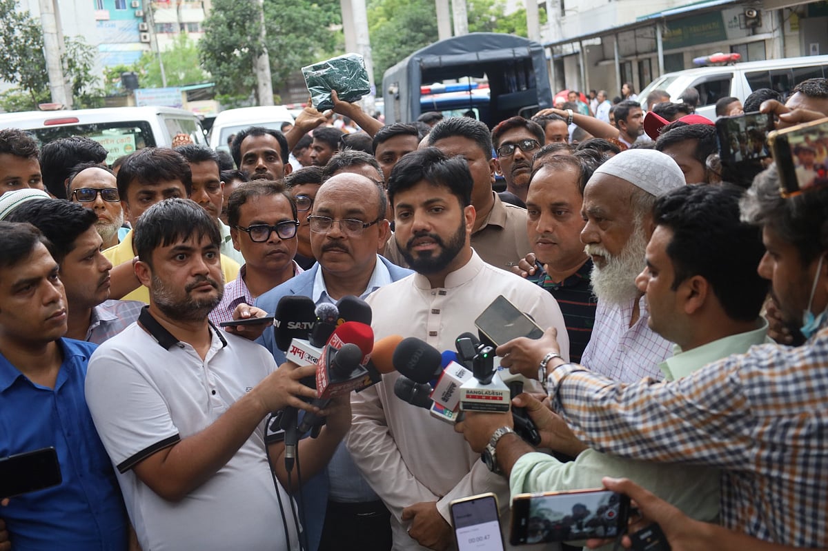 ঢাকা মেডিকেল কলেজ হাসপাতালের সামনে সাংবাদিকদের সঙ্গে কথা বলেন বিএনপি নেতা ইশরাক হোসেন। ঢাকা, ২৪ জুন