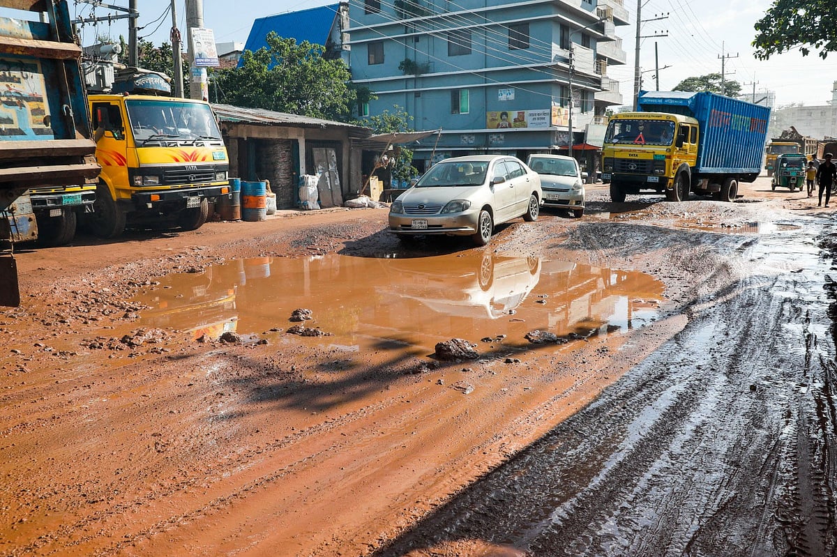 কয়েক দিনের বৃষ্টিতে বেহাল হয়ে পড়েছে চট্টগ্রাম নগরের কিছু সড়ক। চলাচলে দুর্ঘটনার ঝুঁকির পাশাপাশি ভোগান্তিতে পড়তে হচ্ছে চালক ও যাত্রীদের। গতকাল বিকেল চারটায় স্ট্র্যান্ড রোডের আনুমাঝির ঘাট এলাকায়