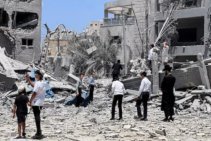 ইরানের ক্ষেপণাস্ত্র হামলায় বিধ্বস্ত ইসরায়েলি স্থাপনা, ১৬ জুন