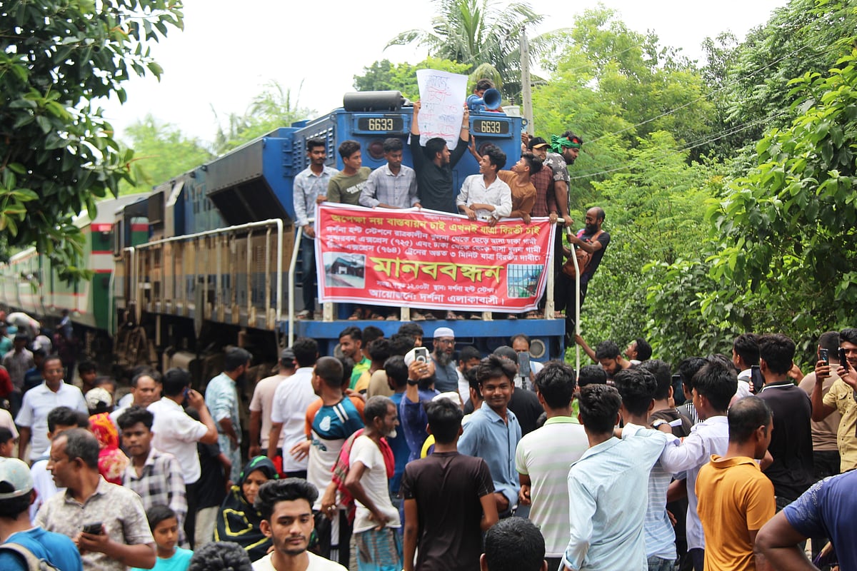 সুন্দরবন এক্সপ্রেস ও চিত্রা এক্সপ্রেস ট্রেনের রাত্রিকালীন যাত্রাবিরতির দাবিতে ট্রেন আটকে বিক্ষোভ। আজ মঙ্গলবার দুপুরে চুয়াডাঙ্গার দর্শনা হল্ট স্টেশনে