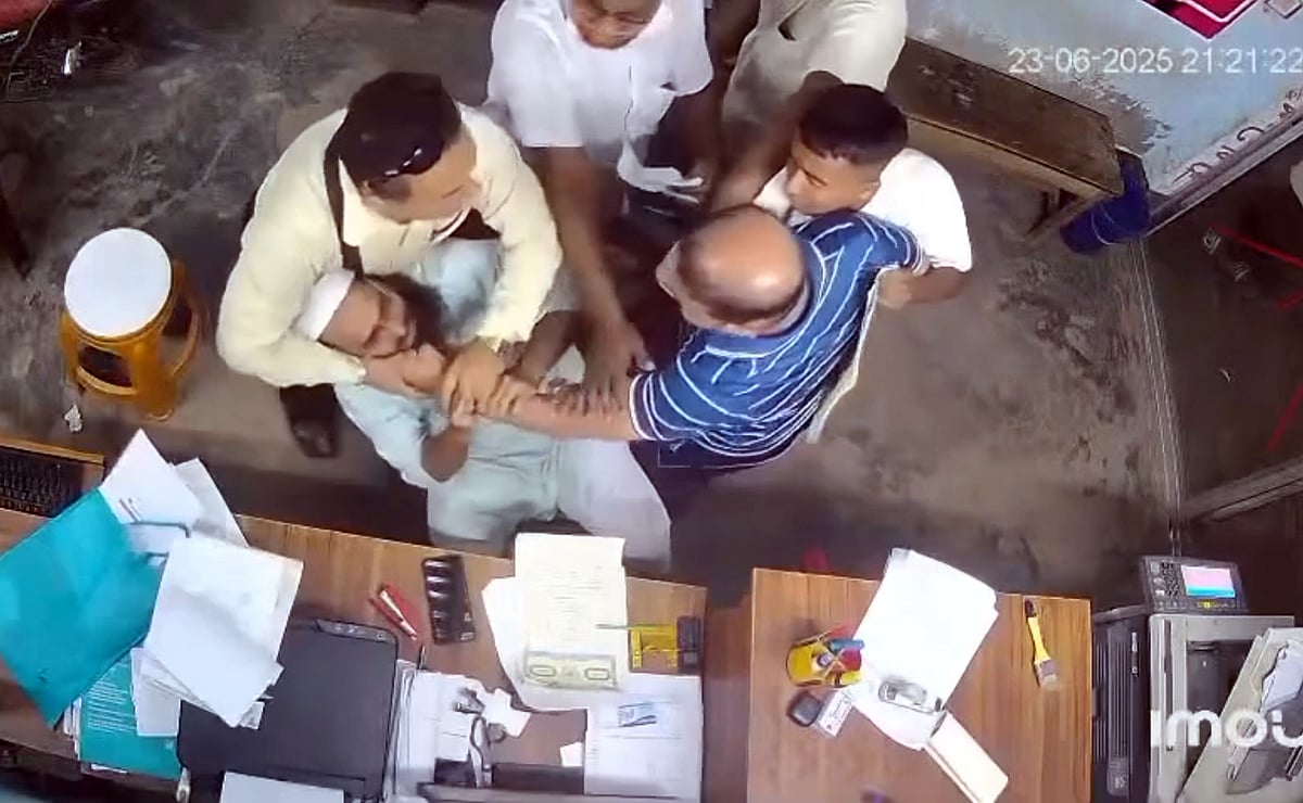 কম্পিউটার কম্পোজের দোকানদারকে দাঁড়ি ধরে টানাহেঁচড়া ও চড়-থাপ্পড় মারছেন এক ব্যক্তি। মানিকগঞ্জের ঘিওর উপজেলা সদরে