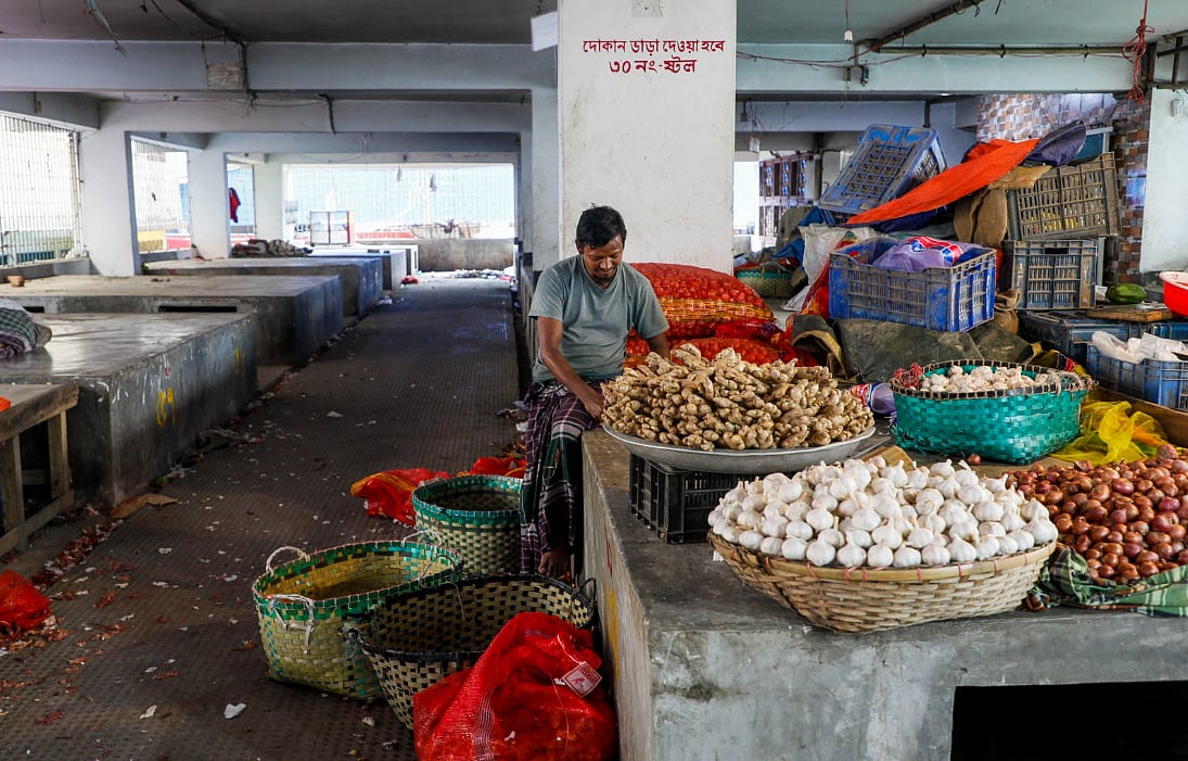 চট্টগ্রাম নগরের চকবাজার এলাকায় সিটি করপোরেশনের তৈরি করা ভবনে বসতে চান না বিক্রেতারা। খালি পড়ে আছে বেশির ভাগ অংশ। গতকাল বিকেল চারটায়