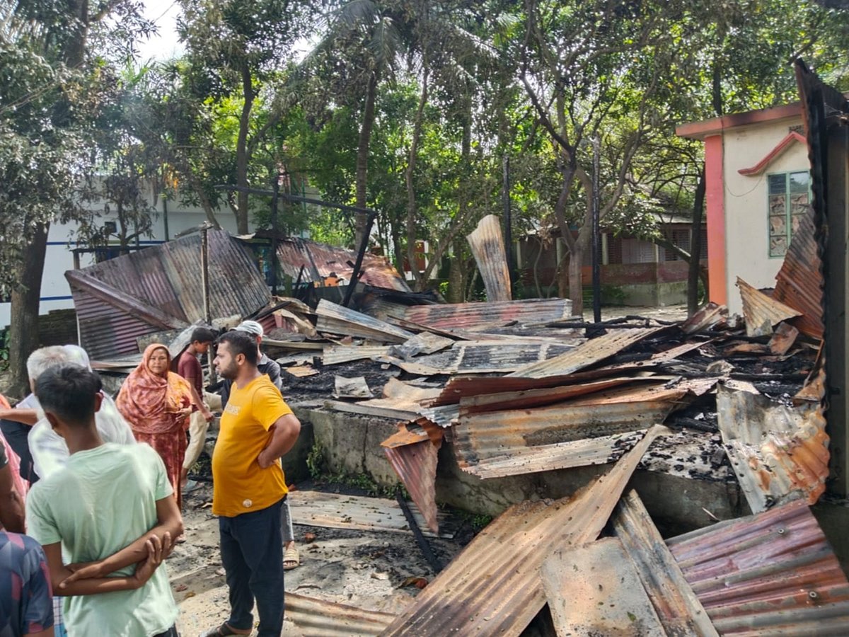 ব্রাহ্মণবহাড়িয়ার আশুগঞ্জে ফুল ছেঁড়া নিয়ে দুই পক্ষের সংঘর্ষের সময় একটি বাড়িতে আগুন দেওয়া হয়। মঙ্গলবার রাতে দুর্গাপুর ইউনিয়নের বাহাদুরপুর এ ঘটনা ঘটে