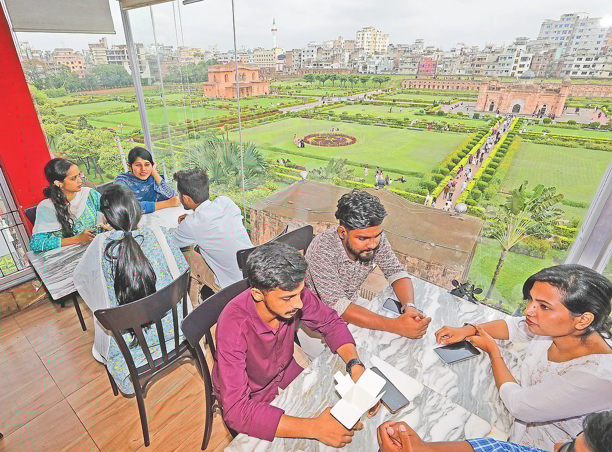 লালবাগ কেল্লার মূল ফটকের উল্টো দিকে গড়ে উঠেছে অনেক রেস্তোরাঁ। এমনই একটি রেস্তোরাঁ হচ্ছে ‘কেল্লা কাবাব’। এই রেস্তোরাঁয় বসে উপভোগ করা যায় লালবাগ কেল্লার সৌন্দর্য