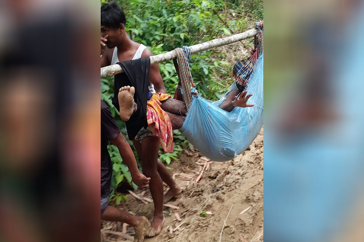 নাইক্ষ্যংছড়ি সীমান্তে মাইন বিস্ফোরণে আহত ওমর মিয়াকে উদ্ধার করে হাসপাতালে নেওয়া হচ্ছে