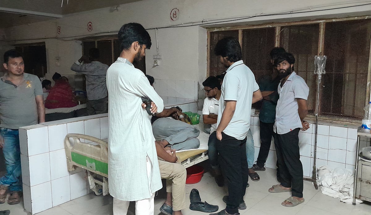 মাদারীপুরে রাজৈরে অবৈধ ড্রেজার ব্যবহার করে বালু উত্তোলনে বাধা দেওয়ায় মারধরে আহত এনসিপির নেতা মহাসিন ফকির ও তাঁর অন্তঃসত্ত্বা স্ত্রীকে চিকিৎসার জন্য উপজেলা স্বাস্থ্য কমপ্লেক্সে। গতকাল রাতে