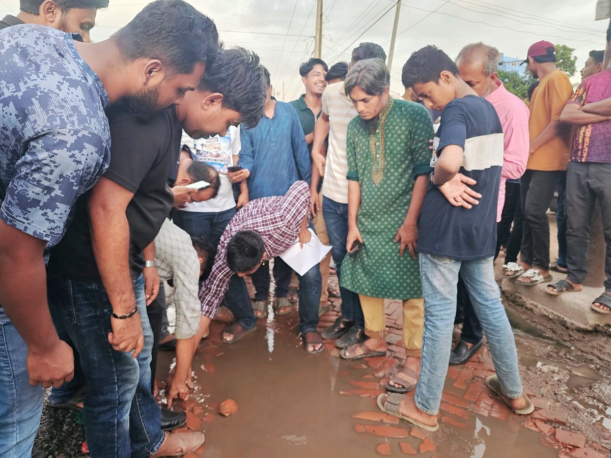 কুমিল্লা-সিলেট আঞ্চলিক মহাসড়কের বিভাজক ও সড়ক প্রশস্তকরণ কাজের অগ্রগতি দেখছেন এনসিপি নেতা হাসনাত আবদুল্লাহ। বুধবার সন্ধ্যায় কুমিল্লার দেবীদ্বার সদর এলাকায়