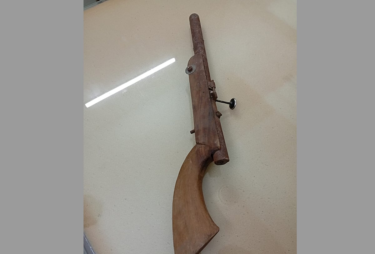 জাহাঙ্গীরনগর বিশ্ববিদ্যালয়ের শহীদ সালাম-বরকত হল থেকে উদ্ধার করা আগ্নেয়াস্ত্র