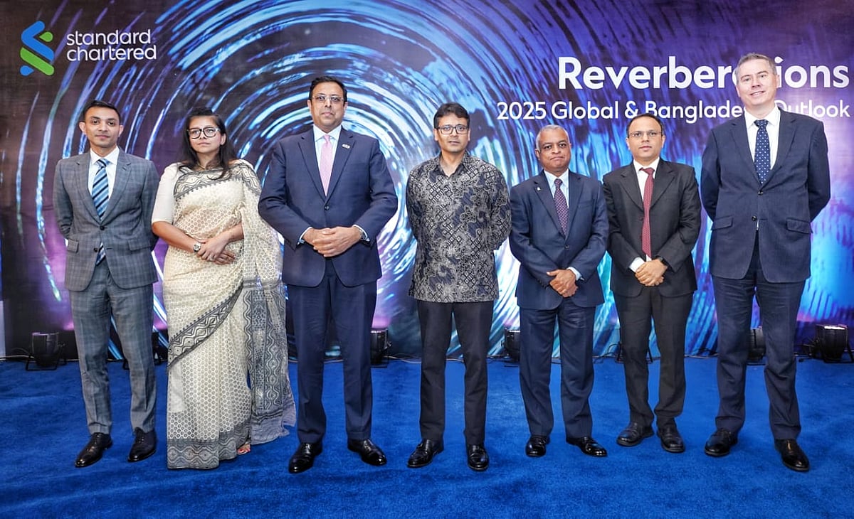 বহুজাতিক স্ট্যান্ডার্ড চার্টার্ড ব্যাংকের পক্ষ থেকে বাংলাদেশের অর্থনীতির গতিপ্রকৃতি নিয়ে গবেষণা প্রতিবেদন প্রকাশ অনুষ্ঠানে এসসিবি বাংলাদেশের প্রধান নির্বাহী নাসের এজাজ বিজয় (বাঁ থেকে তৃতীয়) ও প্রধান উপদেষ্টার আন্তর্জাতিকবিষয়ক দূত লুৎফে সিদ্দিকীসহ (বাঁ থেকে চতুর্থ) অন্য অতিথিরা। আজ বুধবার রাজধানীর একটি হোটেলে