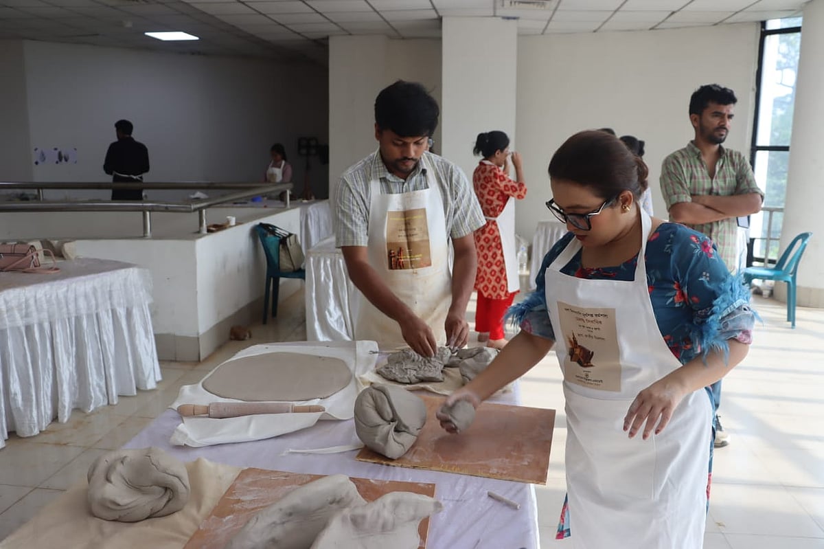 শিল্পকলা একাডেমিতে শুরু হয়েছে বিষয়ভিত্তিক তিনটি প্রশিক্ষণ কর্মশালা। মৃৎশিল্পবিষয়ক কর্মশালায় অংশগ্রহণকারীরা মৃৎশিল্প তৈরির প্রশিক্ষণ নিচ্ছেন। বুধবার বিকেলে