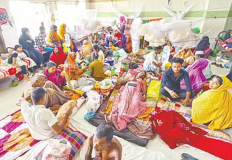 ডেঙ্গু রোগীর সংখ্যা অতিরিক্ত বেড়ে যাওয়ায় হাসপাতালের শয্যা ও মেঝেতে চিকিৎসা চলছে। সংক্রমণ ঠেকাতে ডেঙ্গু রোগীদের মশারি টাঙিয়ে থাকতে বলা হলেও সেই নির্দেশনা পালন করা হচ্ছে না। ১০ জুন, বরগুনা সদর হাসপাতালে