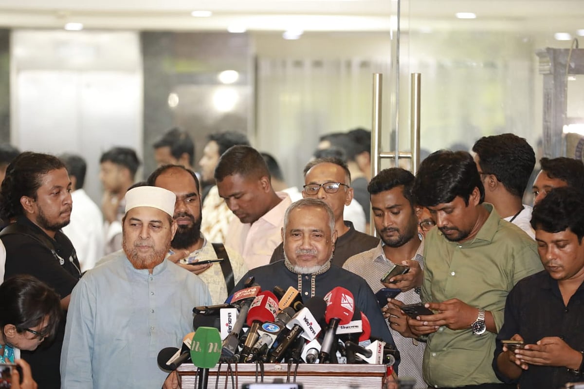 বাংলাদেশ জামায়াতে ইসলামীর নায়েবে আমির সৈয়দ আবদুল্লাহ মোহাম্মদ তাহের সাংবাদিকদের সঙ্গে কথা বলছেন। আজ বুধবার রাজধানীর ফরেন সার্ভিস একাডেমিতে রাজনৈতিক দলগুলোর সঙ্গে জাতীয় ঐকমত্য কমিশনের আলোচনার বিরতিতে