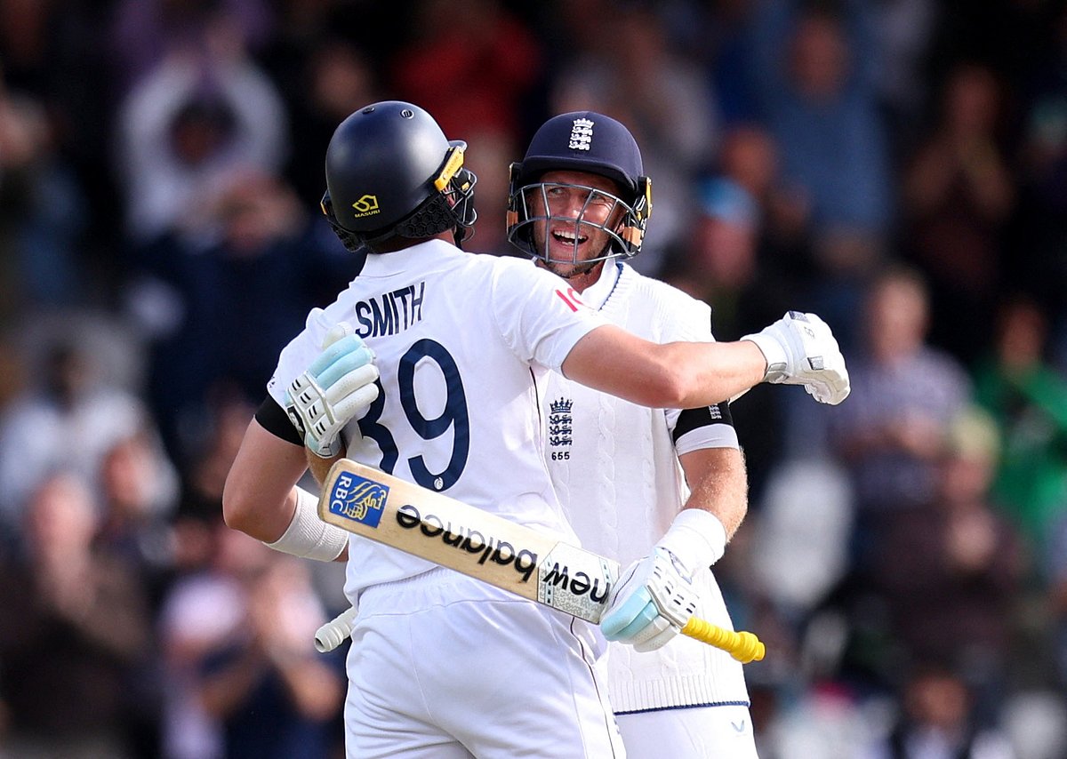 হেডিংলিতে রুট-স্মিথের ব্যাটে দারুণ জয় পেয়েছে ইংল্যান্ড