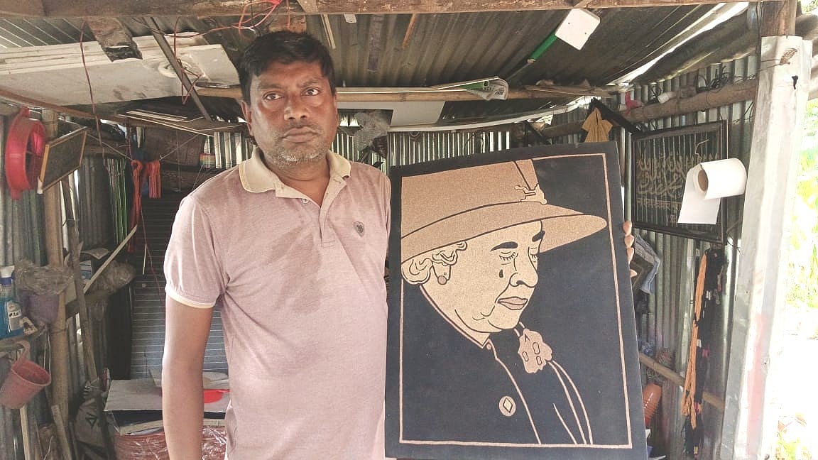 ঘুণে কাটা কাঠের গুঁড়া দিয়ে ব্রিটেনের প্রয়াত রানি এলিজাবেথের ছবি এঁকেছেন ইকবাল হাসান। ময়মনসিংহ নগরের কাঁচিঝুলি এলাকায়