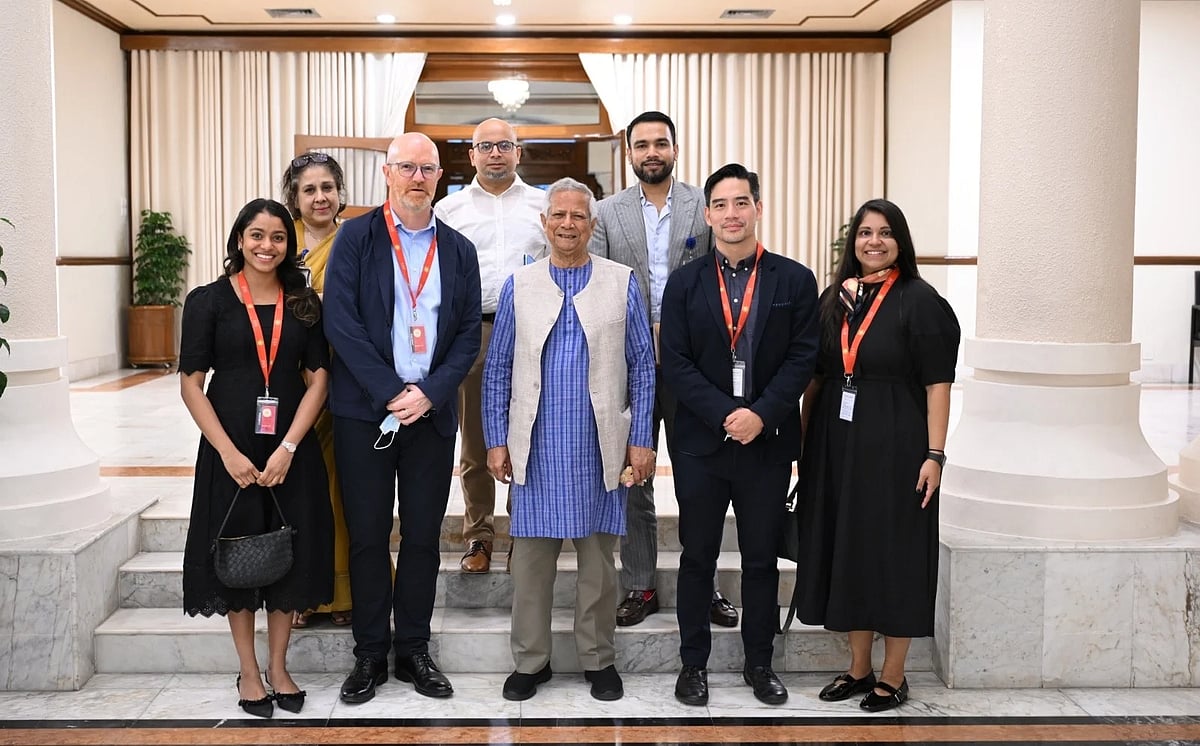 বুধবার ঢাকায় রাষ্ট্রীয় অতিথি ভবন যমুনায় প্রধান উপদেষ্টার সঙ্গে সাক্ষাৎ করেন মেটার এশিয়া প্যাসিফিক অঞ্চলের পাবলিক পলিসি বিষয়ক ভাইস প্রেসিডেন্ট সাইমন মিলনার এবং পাবলিক পলিসি ম্যানেজার রুজান সারওয়ার