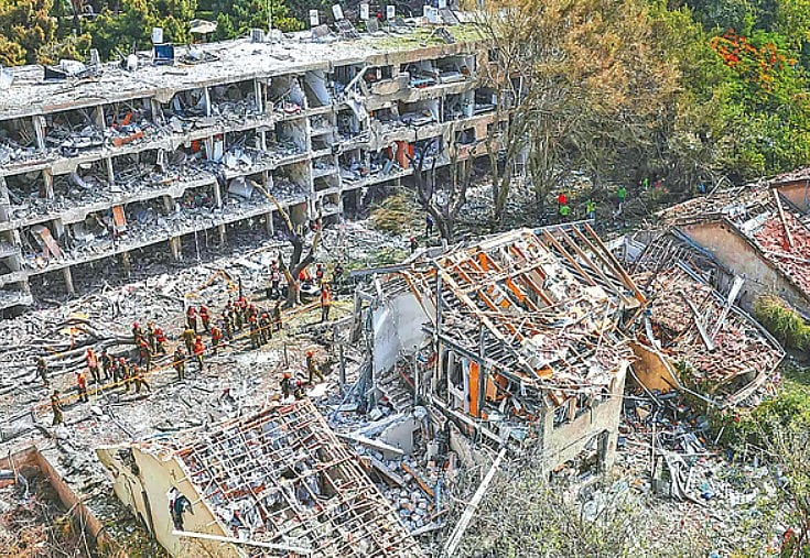 ইরানের ক্ষেপণাস্ত্র হামলায় ইসরায়েলে ধসে পড়েছে একাধিক ভবন। সেখানে উদ্ধারকাজ চালাচ্ছেন জরুরি সেবা বিভাগের কর্মীরা। গতকাল তেল আবিব শহরে রামাত আবিব এলাকায়