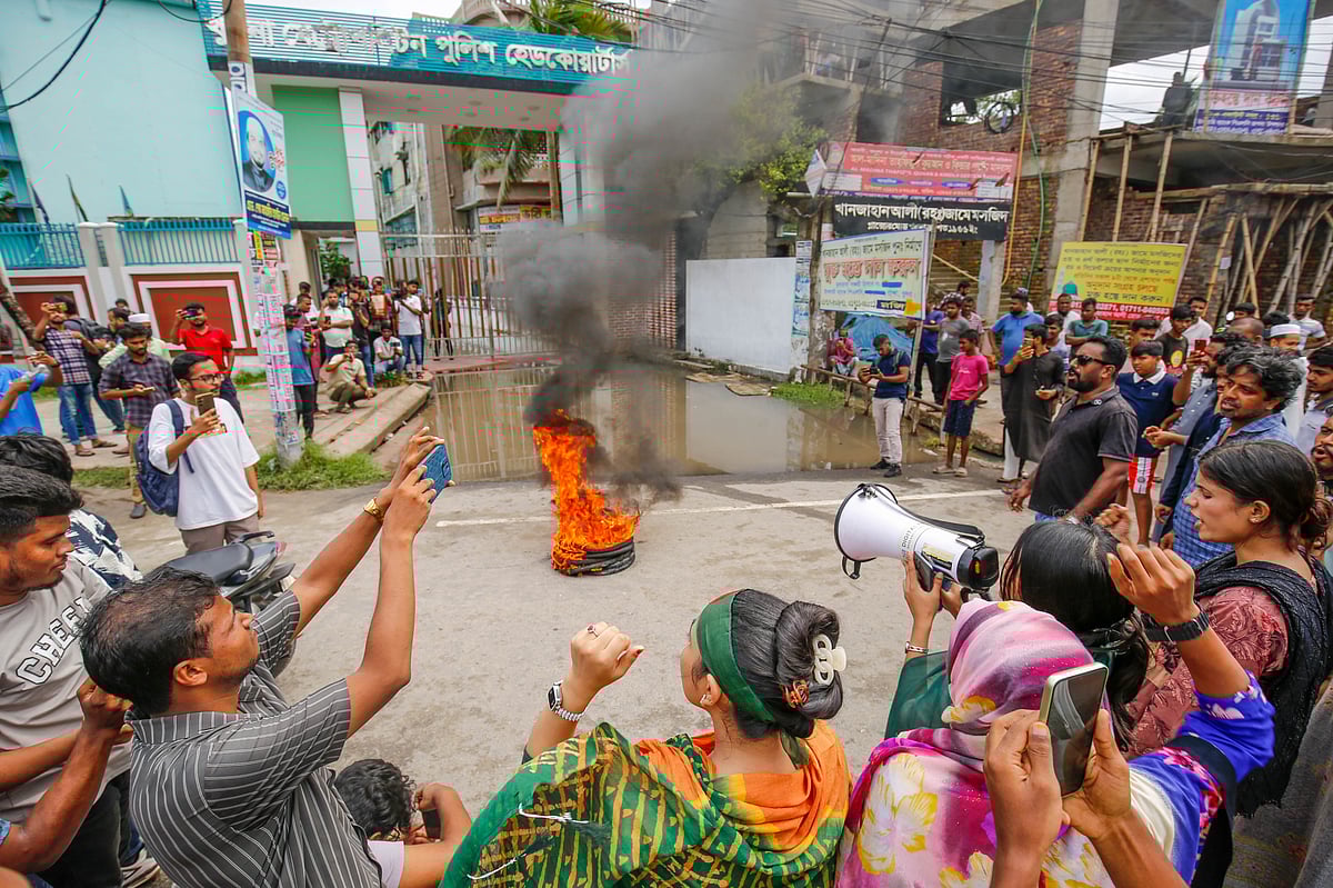 খুলনা মহানগর পুলিশের (কেএমপি) সদর দপ্তর ঘেরাও করা হয়েছে। পরে মূল ফটকে তালা লাগিয়ে দেওয়া হয়। আজ বুধবার দুপুরে নগরের গ্যালাক্সো মোড়ে