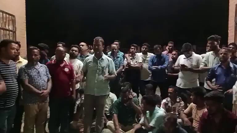 তেঁতুলিয়া মডেল থানার প্রধান ফটকের সামনে উপজেলা যুবদল ও ছাত্রদলের নেতা-কর্মীদের বিক্ষোভ। গতকাল মঙ্গলবার দিবাগত রাত ১২টার দিকে